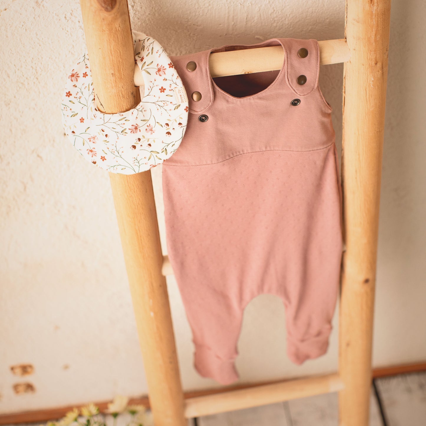 Round bib. Garden